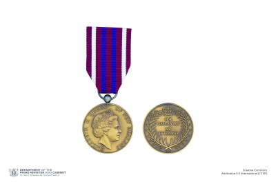 Composite of obverse and reverse of the New Zealand Gallantry Medal on ribbon
